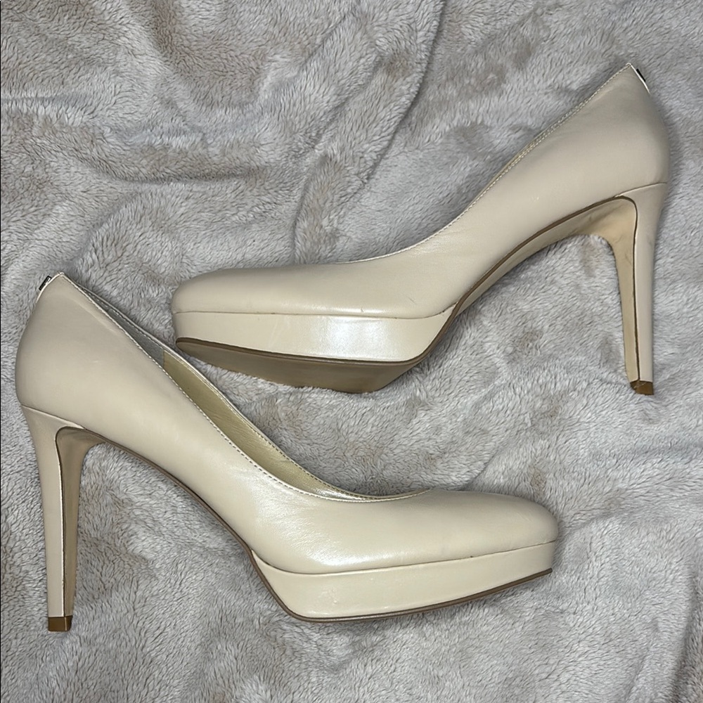 Ivanka Trump Cream Heels Classic Pumps